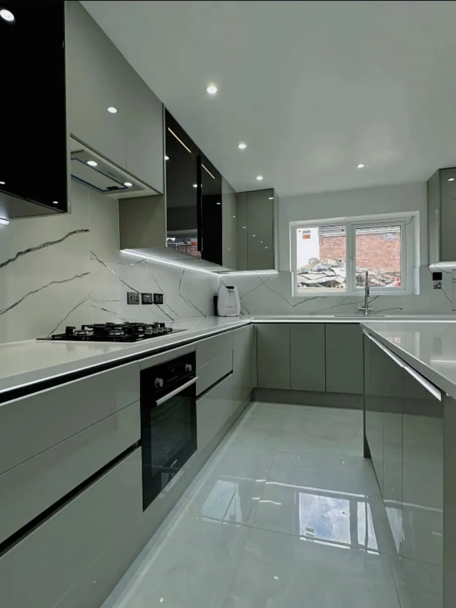 Kitchen run with gas hob, built-in oven and under-cabinet lighting